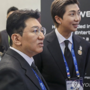 La policía solicita una orden de arresto contra el presidente de Hybe