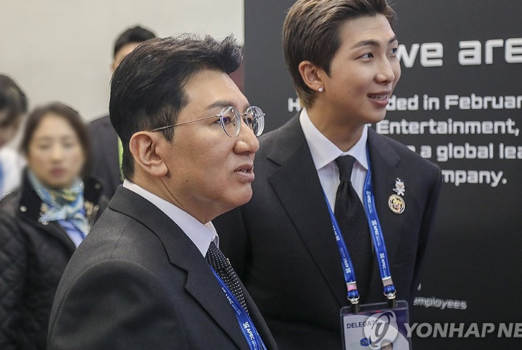 La policía solicita una orden de arresto contra el presidente de Hybe