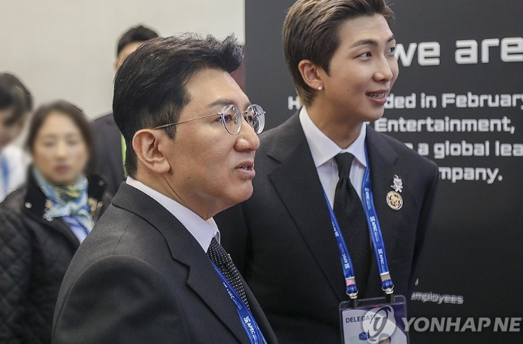 La policía solicita una orden de arresto contra el presidente de Hybe