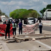 Normalistas de Hecelchakán bloquean carretera Campeche-Mérida: caos total
