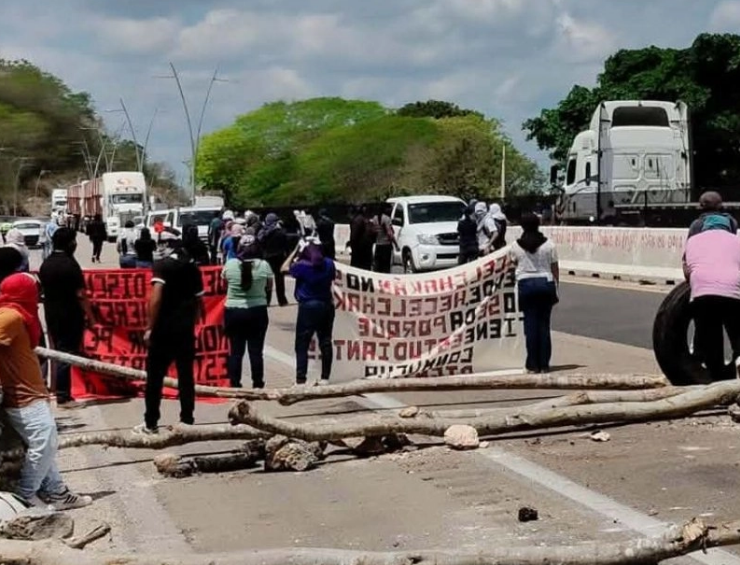Normalistas de Hecelchakán bloquean carretera Campeche-Mérida: caos total
