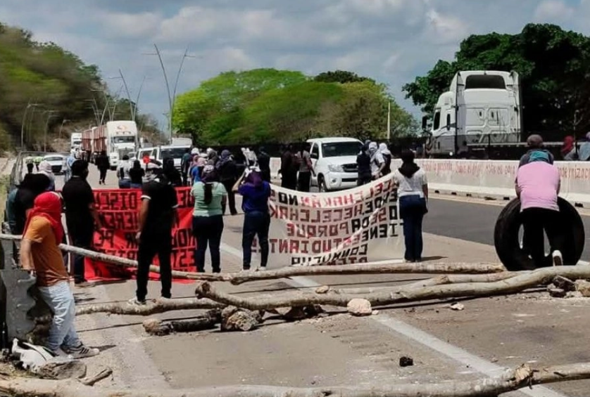 Normalistas de Hecelchakán bloquean carretera Campeche-Mérida: caos total
