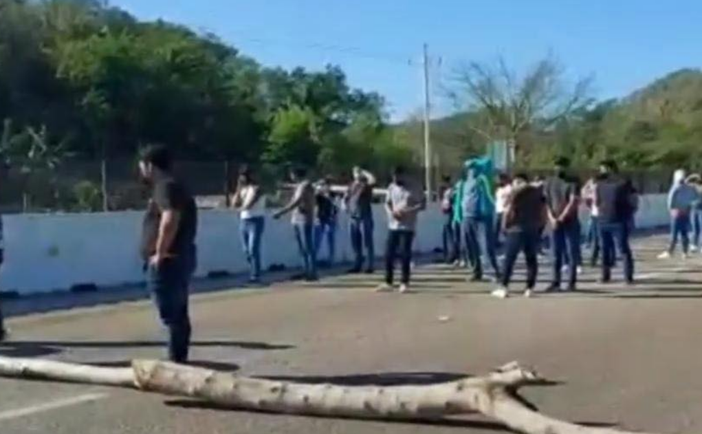 Normalistas de Hecelchakán bloquean carretera Campeche-Mérida: causas y tensión social