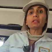 Señalan a agente de Migración por intimidar a reportero ¡Video causa indignación!