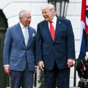 Casa Blanca nombra “rey” a Trump durante visita de un verdadero rey