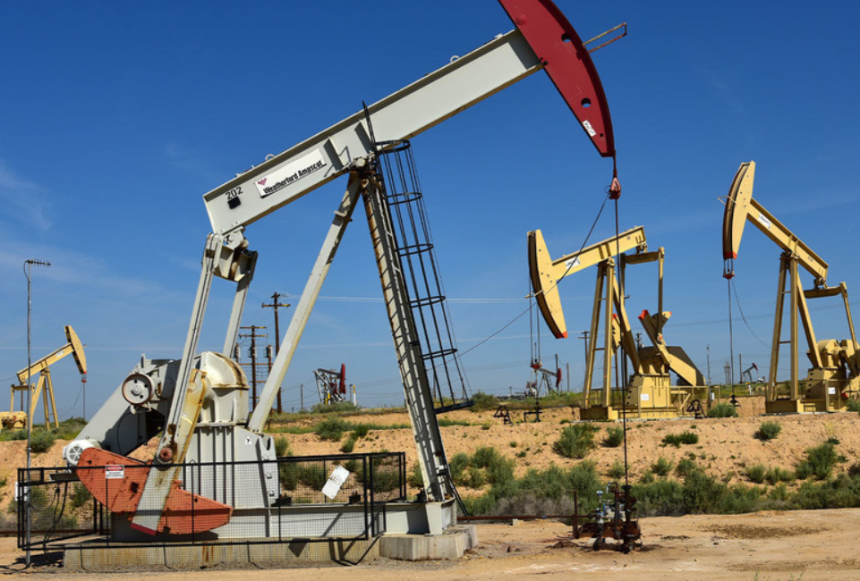 EAU dice adiós a la OPEP para producir su propio petróleo