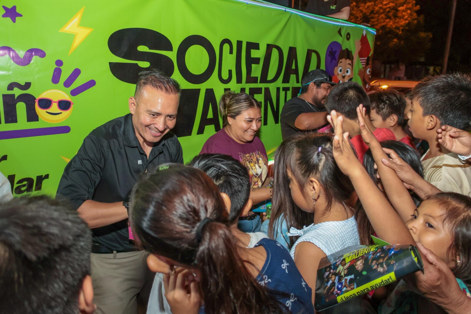 Caravana infantil de Sociedad Valiente llena de alegría a 47 comisarías meridanas