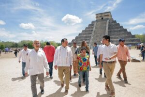 Gobernador Joaquín Díaz Mena realizó un recorrido por el Centro de Atención a Visitantes (Catvi) en Chichén Itzá