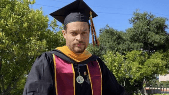 Detención de Cole Tomas y cargos iniciales