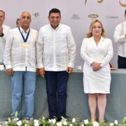 Entrega el gobernador Javier May la Medalla al Mérito Empresarial al Ing. Jaime Merodio Cálix