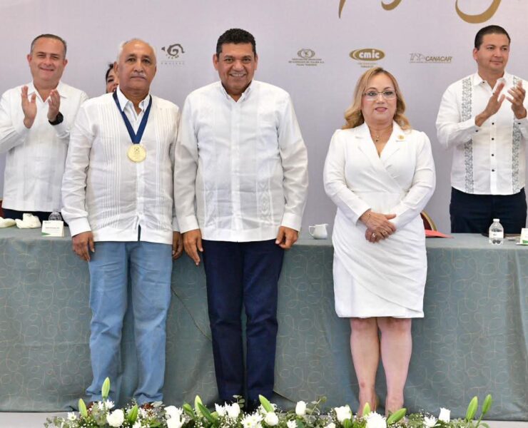 Entrega el gobernador Javier May la Medalla al Mérito Empresarial al Ing. Jaime Merodio Cálix