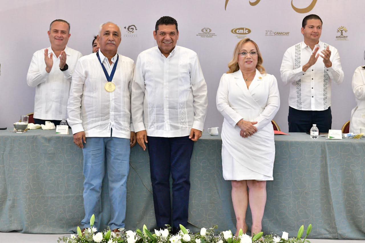 Entrega el gobernador Javier May la Medalla al Mérito Empresarial al Ing. Jaime Merodio Cálix