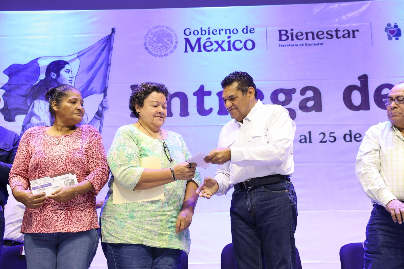 Entregan Tarjetas de Pensión a Adultos Mayores