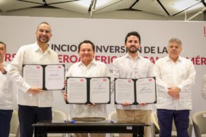 Rector de la Universidad Iberoamericana Ciudad de México, Luis Arriaga Valenzuela, el mandatario estatal presentó este proyecto, que se asentará en la comisaría meridana de Cosgaya 