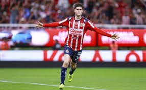 La “Hormiga” González apareció en el momento clave y con doblete se convirtió en el héroe que rescató el empate para Chivas.