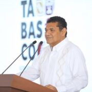 Javier May llama a vacunarse en Tabasco