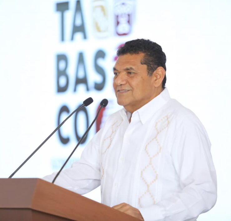 Javier May llama a vacunarse en Tabasco