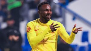 El mexicano Julián Quiñones sigue en modo goleador y ya dejó atrás a Cristiano Ronaldo en la tabla de anotadores.