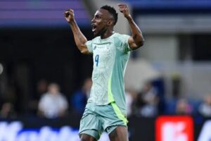 Julián Quiñones levanta la mano con la Selección Mexicana tras su gran momento goleador, ilusionando rumbo al Mundial 2026.