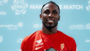 El desempeño de Julián Quiñones en la Liga Saudí lo confirma como uno de los delanteros más letales del momento, superando registros de figuras internacionales.