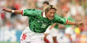 Luis Hernández, el “Matador”, definió con clase y técnica para empatar el encuentro, haciendo vibrar a la afición con un gol digno de leyenda.