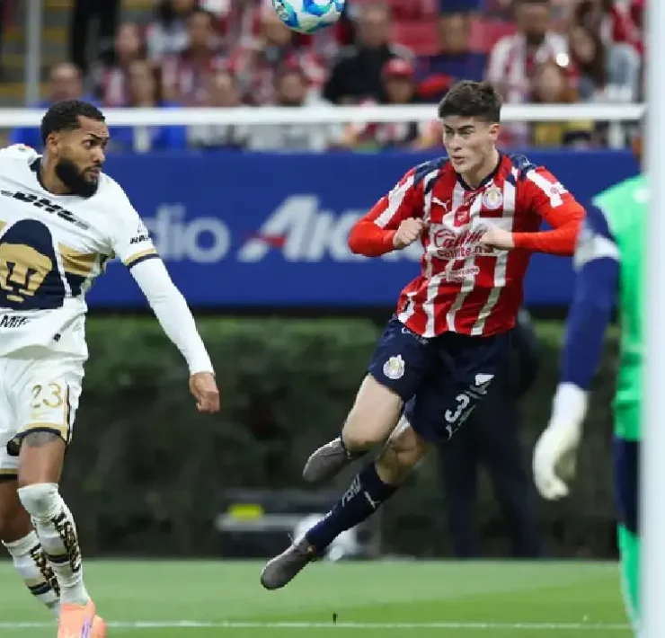 La “Hormiga” González rescató el empate y salvó a Chivas en un duelo lleno de drama