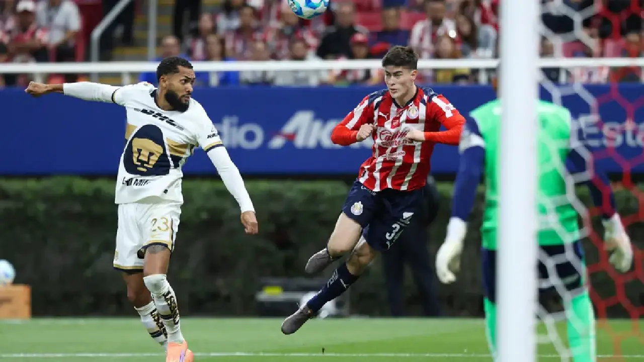 La “Hormiga” González rescató el empate y salvó a Chivas en un duelo lleno de drama