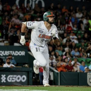  Sólido relevo y batazos oportunos marcaron la diferencia: Leones de Yucatán se llevó el primero de la serie y toma ventaja con garra y corazón.