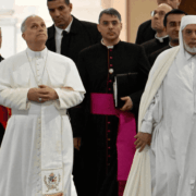 León XIV defiende su mensaje de paz