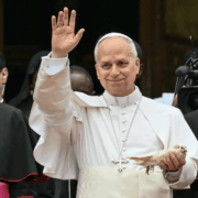 León XIV denuncia que el mundo está siendo destruido por unos pocos tiranos