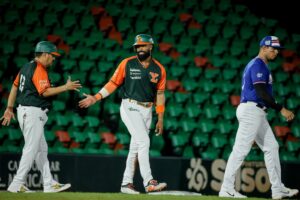 Leones triunfan y dominan en casa ante Olmecas 