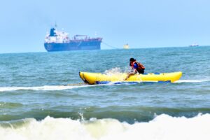 Familias completas disfrutaron del mar en Paraíso, destacando la limpieza, organización y la Proximidad social de las autoridades en playas.