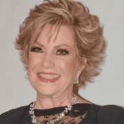 Maxine Woodside rompe estereotipos al posar sin ropa