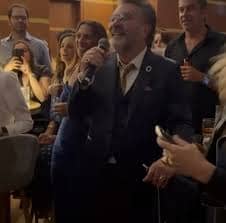 Mijares sorprende en el Cumpleaños de Arturo Elías Ayub, al interpretar “Uno Entre Mil”.