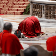 Papa León XIV se postra en oración en la Basílica de San Pedro
