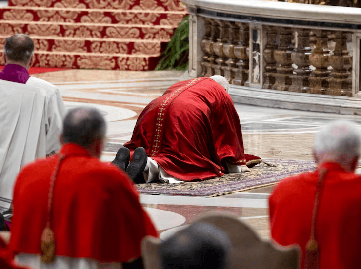 Papa León XIV se postra en oración en la Basílica de San Pedro