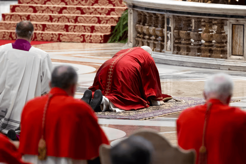 Papa León XIV se postra en oración en la Basílica de San Pedro