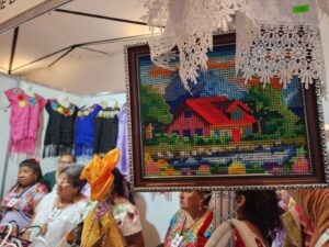 Stands llenos de color y tradición destacan en la Expo Que Lindo Es Yucatán, conectando directamente a artesanos con visitantes