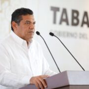 Saldo blanco en desfile de carros alegóricos