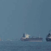 Tres petroleros sancionados por EEUU logran cruzar Ormuz