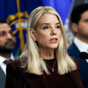 Trump destituye a la fiscal general Pam Bondi