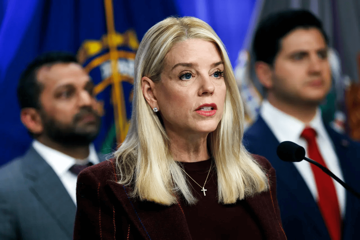 Trump destituye a la fiscal general Pam Bondi