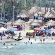 Vacacionistas disfrutaron del mar en un ambiente seguro y organizado