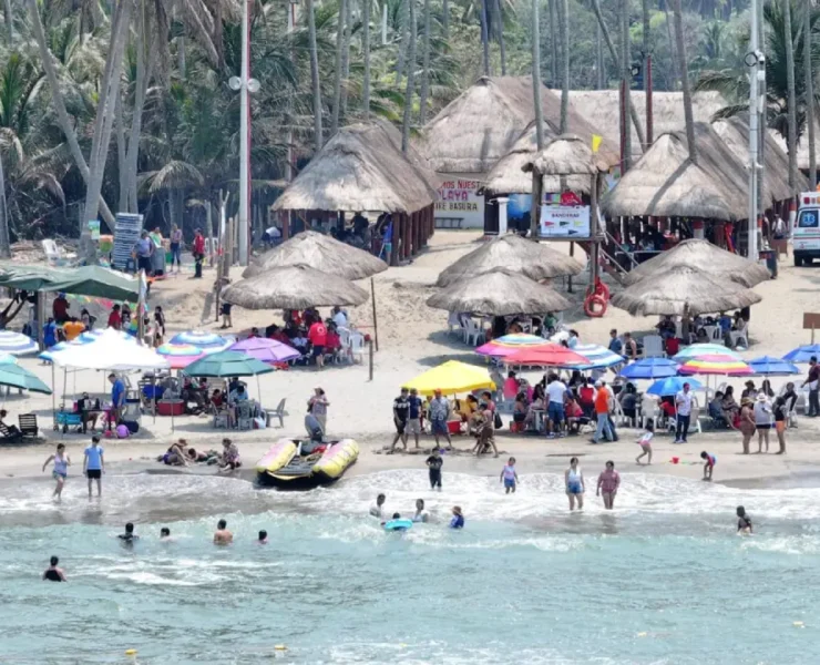 Vacacionistas disfrutaron del mar en un ambiente seguro y organizado