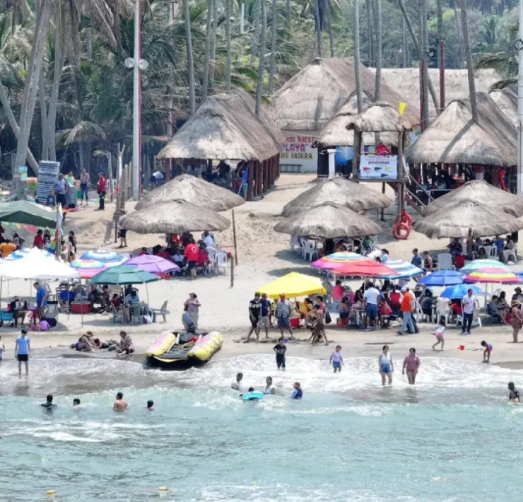 Vacacionistas disfrutaron del mar en un ambiente seguro y organizado