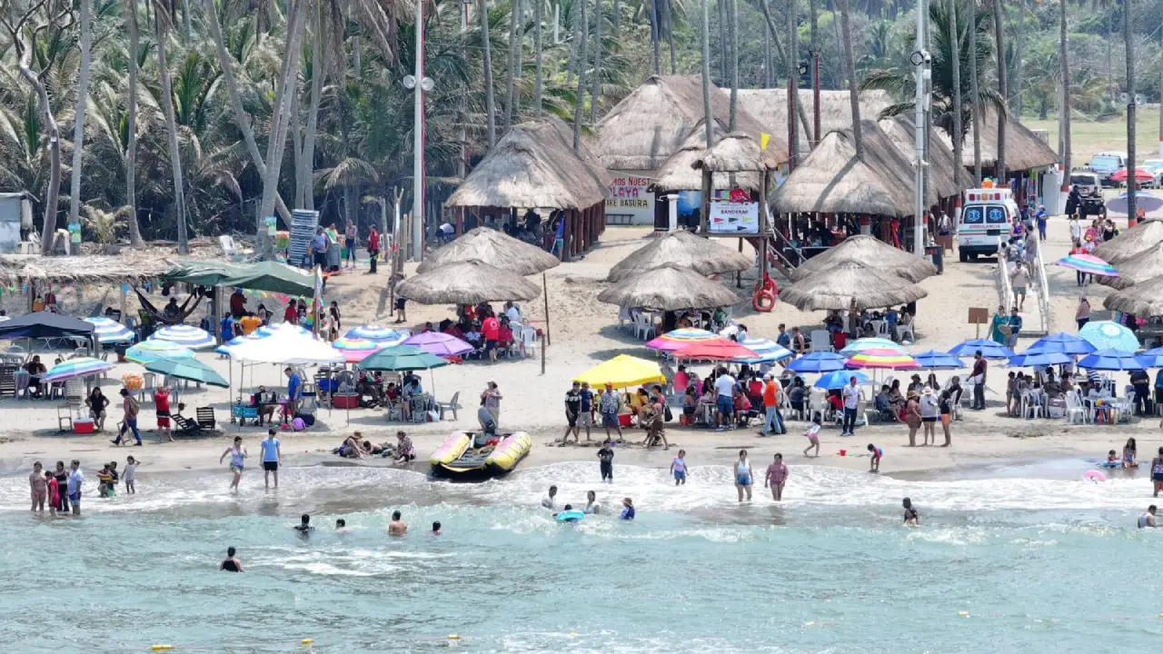 Vacacionistas disfrutaron del mar en un ambiente seguro y organizado