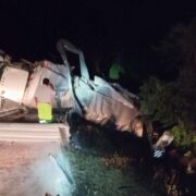 Volcadura Impactante: camión que transportaba material explosivo sufre volcatura