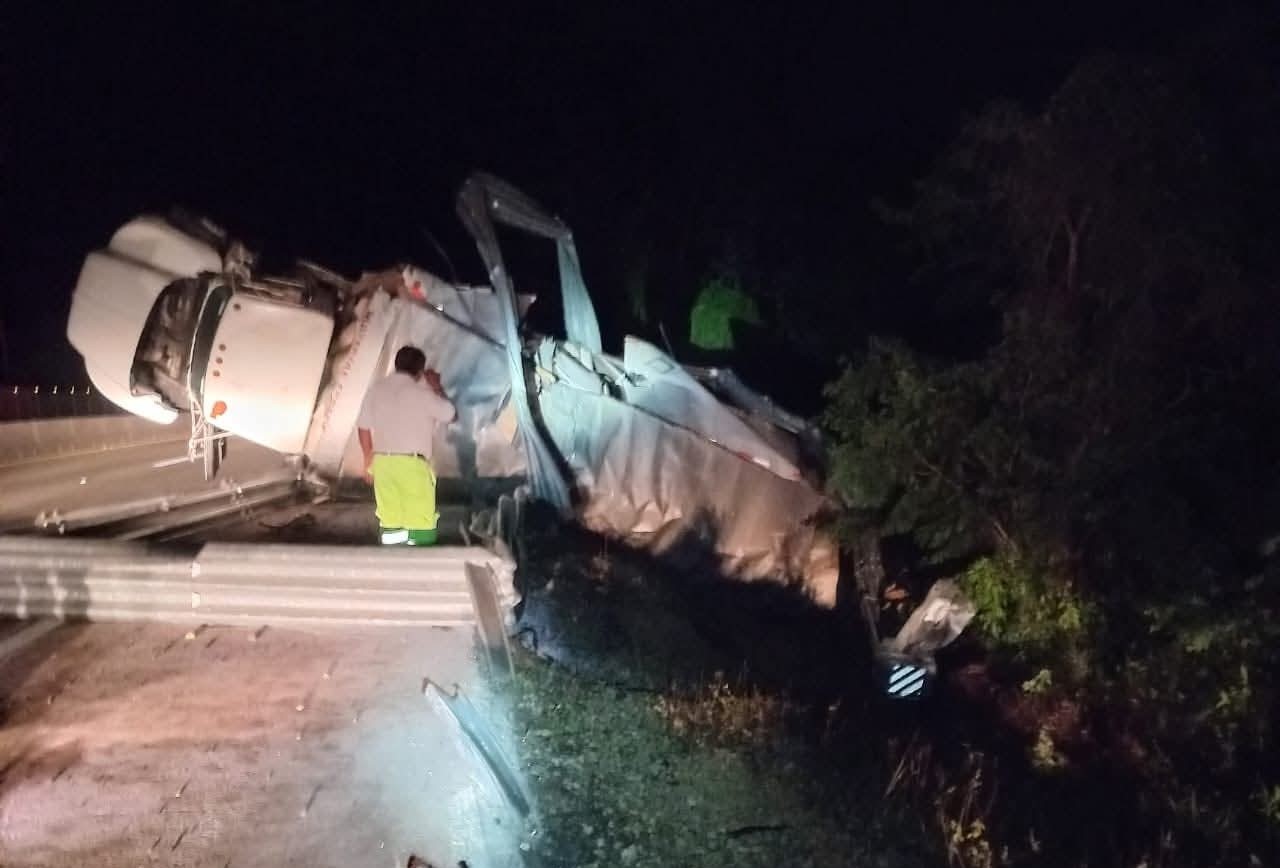 Volcadura Impactante: camión que transportaba material explosivo sufre volcatura