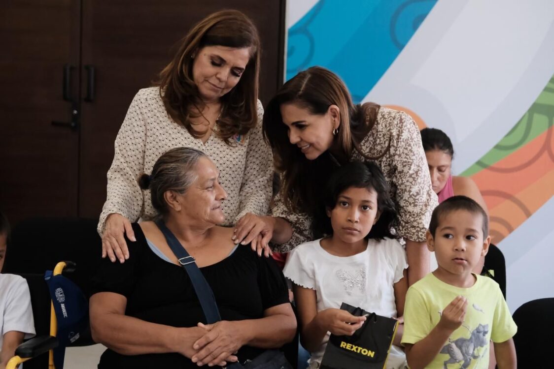 Entregan Mara y Verónica Lezama 31 aparatos auditivos