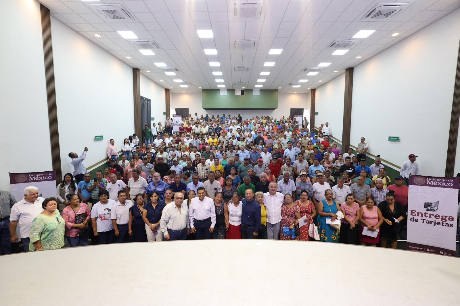 adultos mayores y mujeres de Cárdenas reciben tarjetas de la Pensión Bienestar 